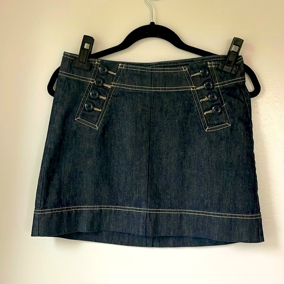 Gap dark wash side button 💯 cotton denim skirt size 4 - Picture 1 of 9
